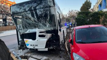 Θεσσαλονίκη: Λεωφορείο χωρίς οδηγό τράκαρε ταξί και έπεσε σε δέντρο 